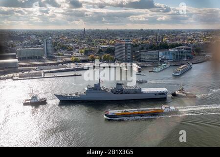 Zone portuaire du centre-ville d'Amsterdam, aux Pays-Bas, vue d'un point de vue élevé avec un grand navire marin passant par d'autres navires Banque D'Images