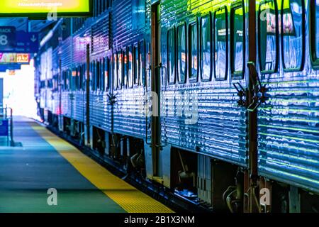 Chicago, Illinois, États-Unis - 9 février 2020 : train Metra stationné à la gare Ogilvie à 500 W Madison St. Banque D'Images