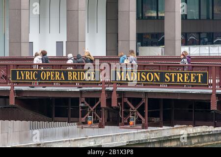 Chicago, Illinois, États-Unis - 9 février 2020: Les gens qui marchent sur le pont Madison St dans West Loop, Chicago, il. Banque D'Images