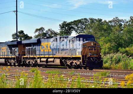 Dolton, Illinois, États-Unis. Les locomotives dirigent un train de fret CSX (CSX Transportation) qui se déplace sur un itinéraire multi-voies très achalandé à travers la banlieue de Chicago. Banque D'Images