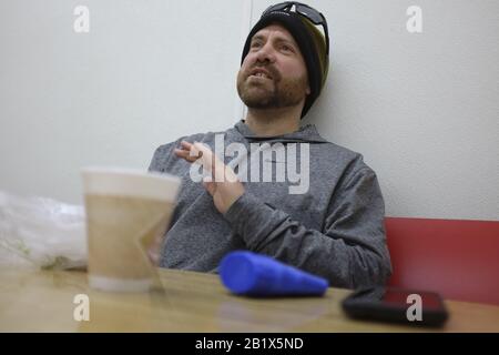 Milford, Delaware, États-Unis. 27 février 2020. Dave WHITSON fait une pause entre Milford, DE et Denton, Maryland, dans un magasin de proximité de magasins d'alimentation, un arrêt de repos commun et une source de nourriture. Il explique que son arrêt alimentaire prévu aujourd'hui est à plusieurs miles en bas de la route, mais il s'arrête toujours au premier arrêt qu'il peut trouver, juste au cas où la carte ou le GPS n'est pas précis ou à jour. Whitson, un professeur d'histoire du lycée de Portland, Oregon, marche pour rencontrer et parler avec les gens le long de sa route pour mieux comprendre et se connecter avec l'Amérique rurale. Banque D'Images