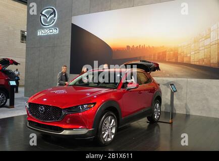 Philadelphie, Pennsylvanie, États-Unis - le 9 février 2020 - UN SUV à Traction Intégrale Mazda CX-30 rouge métallique 2020 Banque D'Images