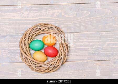 Chasse aux œufs. Joyeuses pâques. Espace de copie. Des vacances saines et heureuses. Des œufs peints au nid. Vacances de printemps. Fête des fêtes, préparation. Profitez de la journée du printemps. Banque D'Images