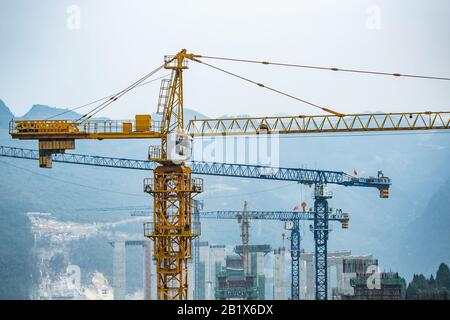 Pékin, Chine. 27 février 2020. Les travailleurs travaillent sur le chantier de construction du Grand pont de Tuanjie de la route Renhuai-Zunyi, dans la province de Guizhou, dans le sud-ouest de la Chine, le 27 février 2020. Crédit: Tao Liang/Xinhua/Alay Live News Banque D'Images