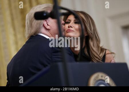 Washington, États-Unis. 27 février 2020. Le président américain Donald J. Trump embrasse la première Dame Melania Trump avant de faire des remarques lors de la réception du mois national de l'histoire de l'Afrique dans la salle est de la Maison Blanche à Washington, DC, le jeudi 27 février 2020. Photo de Shawn Thew/UPI crédit: UPI/Alay Live News Banque D'Images