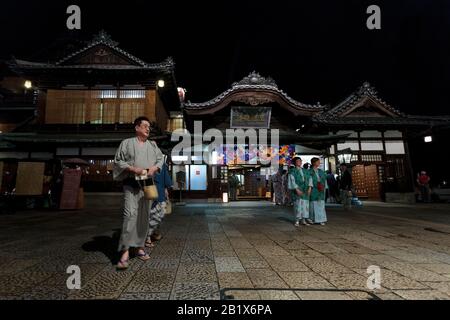 Le bâtiment historique Dogo Onsen à Matsuyama la nuit, Eihime, Japon. Banque D'Images