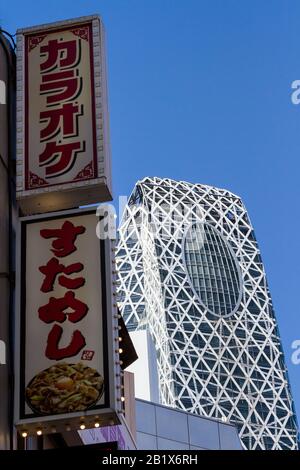 Le mode distinctif Gakuen Cocoon Tower à Shinjuku, Tokyo, Japon, Banque D'Images