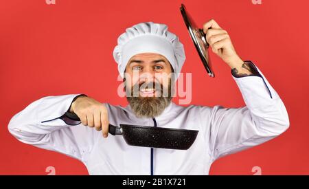 Récipient en céramique. Préparer la nourriture dans la cuisine. Concept de cuisine. Poêle à frire de haute qualité. Homme barbu cuisinier uniforme blanc. Cuisine comme pro. Repas savoureux et facile préparé à la maison. Petit-déjeuner fait maison. Banque D'Images