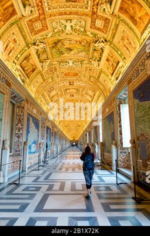 Cité du Vatican, Italie - 15 mars 2018 : une personne traverse la salle de la carte sur le côté ouest de la cour du Belvédère dans les musées du Vatican Banque D'Images