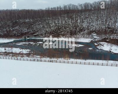 Vue aérienne à Biei où la source de réservoir de l'eau bleue pour le Shirogane Blue Pond est vue Banque D'Images