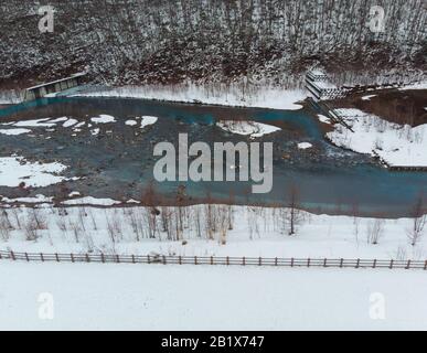 Vue aérienne à Biei où la source de réservoir de l'eau bleue pour le Shirogane Blue Pond est vue Banque D'Images