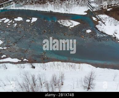 Vue aérienne à Biei où la source de réservoir de l'eau bleue pour le Shirogane Blue Pond est vue Banque D'Images