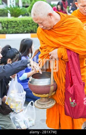 Chonburi VILLE, est, Thaïlande, 26 décembre 2014 : Ce sont des moines thaïlandais. La Thaïlande mérite les premiers jours des moines bouddhistes. Donner aux buts de Thai Mo Banque D'Images