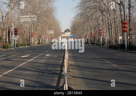 Pékin, Chine. 27 février 2020. Les rues normalement fréquentées sont vides, car la menace du coronavirus mortel (Covid-19) qui se propage à Beijing se poursuit le jeudi 27 février 2020. Le nombre de morts s'élève à plus de 2 800 personnes et a infecté plus de 80 personnes dans près de 50 pays. L'épidémie a atteint un « point de séciviste » et a un « potentiel pandémique », a déclaré le directeur de l'Organisation mondiale de la santé cette semaine. Photo de Stephen Shaver/UPI Credit: UPI/Alay Live News Banque D'Images