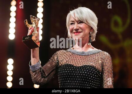 Berlin, Allemagne. 27 février 2020. L'actrice Helen Mirren présente l'ours d'or honoraire lors de la cérémonie de remise des prix du 70ème Festival international du film de Berlin à Berlin, capitale de l'Allemagne, le 27 février 2020. Crédit: Shan Yuqi/Xinhua/Alay Live News Banque D'Images