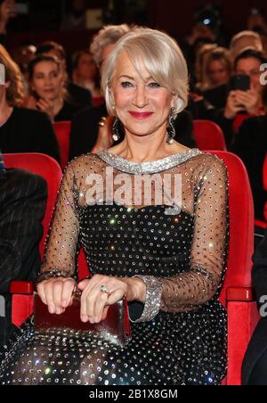 Berlin, Allemagne. 27 février 2020. L'actrice Helen Mirren assiste à la cérémonie de remise des prix de l'ours d'or honoraire au 70ème Festival international du film de Berlin à Berlin, capitale de l'Allemagne, le 27 février 2020. Crédit: Shan Yuqi/Xinhua/Alay Live News Banque D'Images