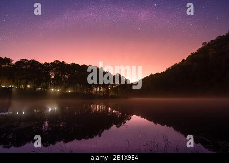 Étoiles ciel nocturne au lac de Pang Ung, province de Pang Ung Mae Hong son, au nord de la Thaïlande Banque D'Images