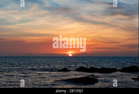 Superbe vue sur le coucher du soleil sur la plage de Krabi, Thaïlande. Magnifique paysage de coucher de soleil à la mer noire et au ciel orange. Destination de voyage et natu Banque D'Images