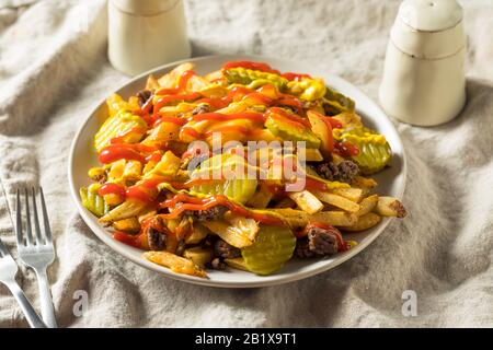 Frites au fromage Cheeseburger maison avec pickles et ketchup Banque D'Images