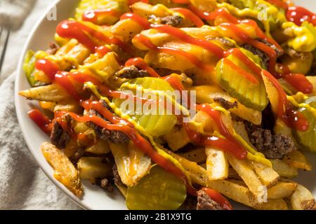 Frites au fromage Cheeseburger maison avec pickles et ketchup Banque D'Images
