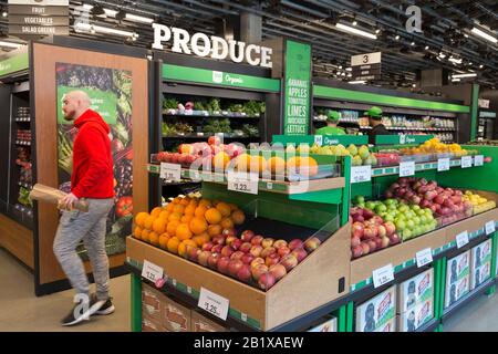 Des produits frais sont exposés à Amazon Go Grocery le 27 février 2020. Le premier supermarché sans cashierless de la société de technologie a ouvert ses portes dans le quartier Capitol Hill de Seattle plus tôt dans la semaine. Les clients numérisent une application Amazon Go pour entrer dans la boutique de 10 000 pieds carrés, emporter les produits et aller sans quitter. La « technologie De Sortie Simple » d'Amazon utilise un système complexe de caméras et de capteurs pour suivre les achats est déjà utilisée dans leurs petits magasins Amazon Go. Banque D'Images