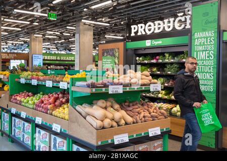 Des produits frais sont exposés à Amazon Go Grocery le 27 février 2020. Le premier supermarché sans cashierless de la société de technologie a ouvert ses portes dans le quartier Capitol Hill de Seattle plus tôt dans la semaine. Les clients numérisent une application Amazon Go pour entrer dans la boutique de 10 000 pieds carrés, emporter les produits et aller sans quitter. La « technologie De Sortie Simple » d'Amazon utilise un système complexe de caméras et de capteurs pour suivre les achats est déjà utilisée dans leurs petits magasins Amazon Go. Banque D'Images