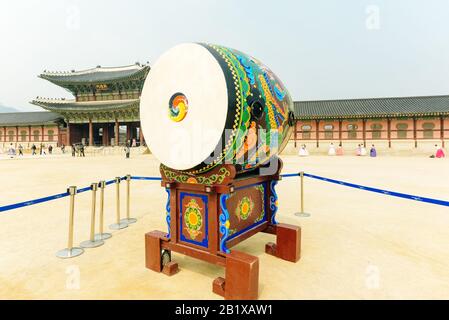 Grand tambour traditionnel sur le terrain du Palais Gyeongbokgung avec porte Gwanghwamun derrière à Séoul City, Corée du Sud - septembre 2019 Banque D'Images