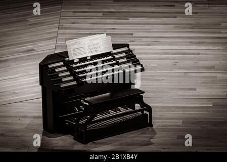 un orgue électrique moderne est placé sur la scène éclairée par des lumières, en attendant les artistes qui pourront montrer ce que ces organes peuvent apporter à l'art de m. Banque D'Images