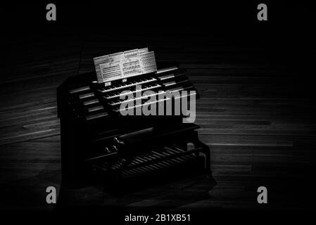 un orgue électrique moderne est placé sur la scène éclairée par des lumières, en attendant les artistes qui pourront montrer ce que ces organes peuvent apporter à l'art de m. Banque D'Images