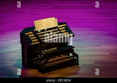un orgue électrique moderne est placé sur la scène éclairée par des lumières, en attendant les artistes qui pourront montrer ce que ces organes peuvent apporter à l'art de m. Banque D'Images