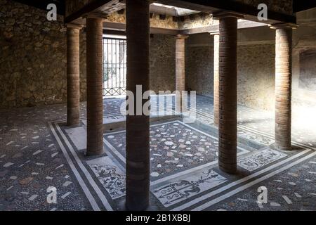 Italie, POMPÉI - OCT 19, 2019: Ancienne ville romaine détruite par l'éruption du Vésuve en AD 79. Pompéi est un site classé au patrimoine mondial de l'UNESCO. Banque D'Images