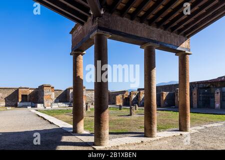 Italie, POMPÉI - OCT 19, 2019: Ancienne ville romaine détruite par l'éruption du Vésuve en AD 79. Pompéi est un site classé au patrimoine mondial de l'UNESCO. Banque D'Images