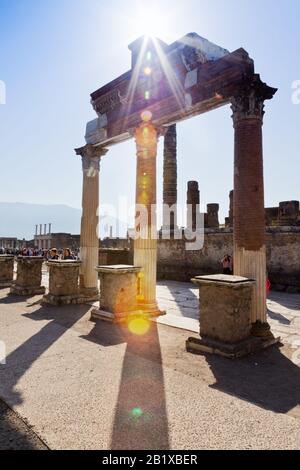 Italie, POMPÉI - OCT 19, 2019: Ancienne ville romaine détruite par l'éruption du Vésuve en AD 79. Pompéi est un site classé au patrimoine mondial de l'UNESCO. Banque D'Images