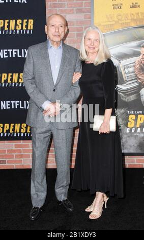 Los Angeles, Californie. 27 février 2020. Alan Arkin, épouse à l'arrivée de LA première CONFIDENTIELLE DE SPENSER sur Netflix, Regency Village Theatre - Westwood, Los Angeles, CA 27 février 2020. Crédit : Elizabeth Goodassez/Everett Collection/Alay Live News Banque D'Images