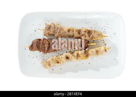 Kebab de shish, bœuf de souvlaki, agneau, porc, viande de poulet sur le gril, barbecue, sans garniture sur une plaque isolée sur fond blanc, vue du dessus Banque D'Images