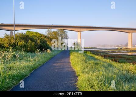 Vue sur le pont de Torridge depuis les rives de la rivière Torridge avec des bateaux amarrés et vue sur la rivière, les rives de sable, avec le sentier tarka Banque D'Images
