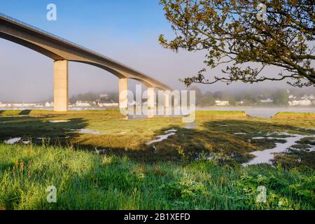 Vue sur le pont de Torridge depuis les rives de la rivière Torridge avec des bateaux amarrés et vue sur la rivière, les rives de sable. Banque D'Images