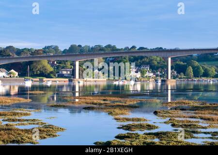 Vue sur le pont de Torridge depuis les rives de la rivière Torridge avec des bateaux amarrés et vue sur la rivière, les rives de sable. Banque D'Images