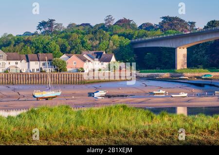 Vue sur le pont de Torridge depuis les rives de la rivière Torridge avec des bateaux amarrés et vue sur la rivière, les rives de sable. Banque D'Images
