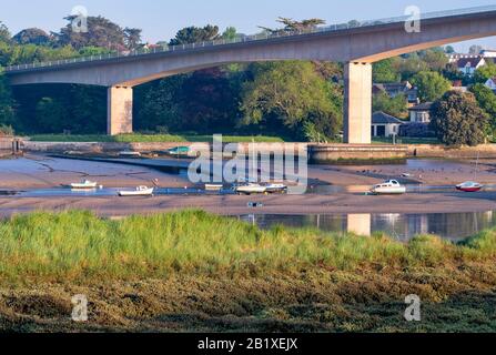 Vue sur le pont de Torridge depuis les rives de la rivière Torridge avec des bateaux amarrés et vue sur la rivière, les rives de sable. Banque D'Images
