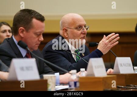 Washington, DC, États-Unis. 27 février 2020. Le directeur des centres américains de contrôle et de prévention des maladies (CDC) Robert Redfield (R) témoigne devant le Comité des affaires étrangères de la Chambre lors d'une audience sur la maladie de Coronavirus 2019 : la réponse américaine et internationale, sur Capitol Hill à Washington, DC, aux États-Unis, le 27 février 2020. Crédit: Ting Shen/Xinhua/Alay Live News Banque D'Images