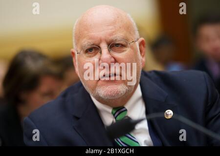 Washington, DC, États-Unis. 27 février 2020. Le directeur des centres américains de contrôle et de prévention des maladies (CDC) Robert Redfield témoigne devant le Comité des affaires étrangères de la Chambre lors d'une audience sur la maladie de Coronavirus 2019 : la réponse américaine et internationale, sur Capitol Hill à Washington, DC, aux États-Unis, le 27 février 2020. Crédit: Ting Shen/Xinhua/Alay Live News Banque D'Images