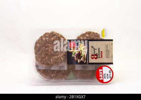 Alberton, Afrique du Sud - un conteneur de hamburgers de boeuf épais de Woolworths Food isolés sur une image claire de fond avec espace de copie Banque D'Images