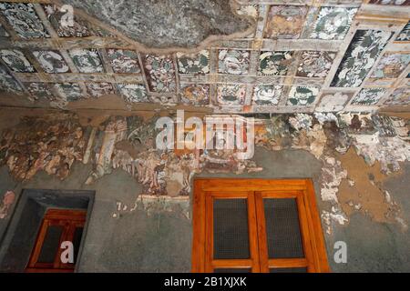 Grottes d'Ajanta, Aurangabad, Maharashtra, grotte de l'Inde 17, mur gauche de la Verandah montrant le roi et la reine dans le palais avec les préposés. Banque D'Images