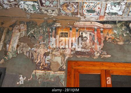 Grottes d'Ajanta, Aurangabad, Maharashtra, grotte de l'Inde 17, mur gauche de la Verandah montrant le roi et la reine dans le palais avec les préposés. Vue Rapprochée. Banque D'Images