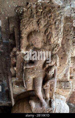 Grottes d'Ajanta, Aurangabad, Maharashtra, Inde Cave No. 20, Verandah- Bracket - figure féminine avec accompagnateur. Banque D'Images