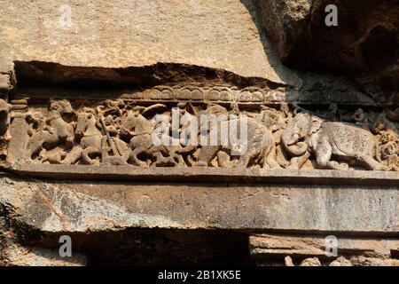 Grottes d'Ajanta, Aurangabad, Maharashtra, Inde Cave No. 1, côté Droit de la façade montrant scène de bataille. Banque D'Images