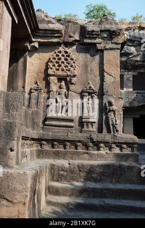 Grottes d'Ellora, Aurangabad, Maharashtra, Inde temple de grotte de roche no 16 (Kailasa) montrant les dieux divins sur la droite. Banque D'Images