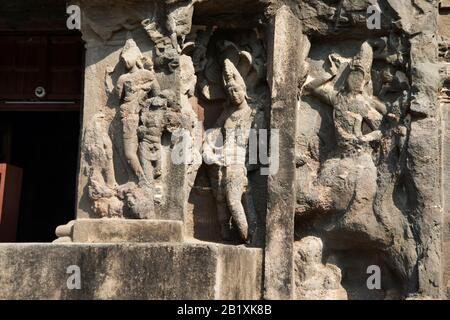 Grottes d'Ellora, Aurangabad, Maharashtra, Inde temple de grotte de Rock-cut n° 16 (Kailasa) côté sud, montrant le démon de meurtre de Shiva. Banque D'Images