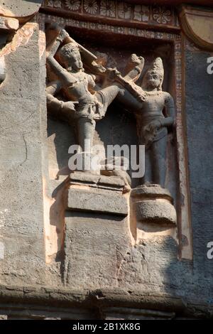 Grottes d'Ellora, Aurangabad, Maharashtra, Inde temple de caverne de roche no 16 (Kailasa) côté sud, Bhakta markandeya Shiva tuer Yama. Banque D'Images